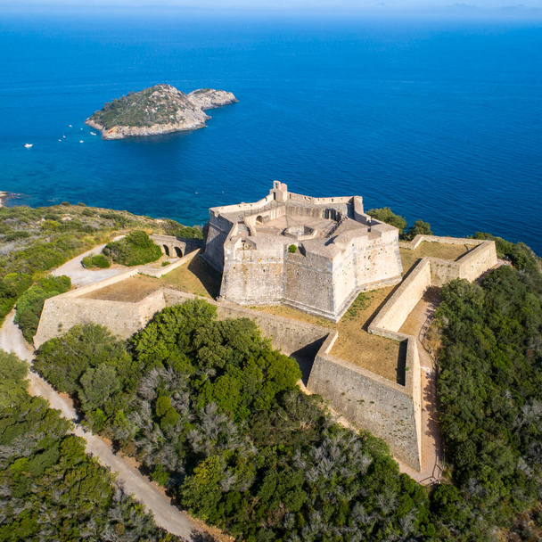 castillo en forma de estrella en la costa italiana en Italia - Foto, Imagen