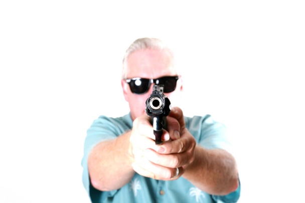 Όπλο. Όπλο χειρός. Πιστόλι. Τρομακτικό Αρσενικό Κρατώντας Όπλο. απομονωμένο σε λευκό. Υπάρχει χώρος για μήνυμα. Αποκοπή μονοπατιού. Ο άνθρωπος που κρατάει πιστόλι. Μάγκνουμ Πίστολ 44. Στοχεύοντας. Σοβαρός άντρας με όπλο..  - Φωτογραφία, εικόνα