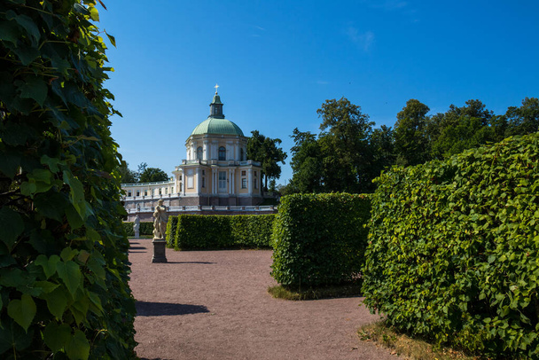 Een zonnige dag in het Menshikov Park van St. Petersburg - Foto, afbeelding