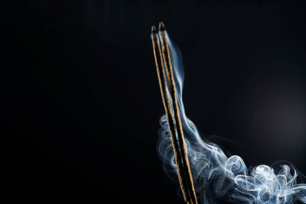 A closeup shot of smoke on a black background - Foto, afbeelding