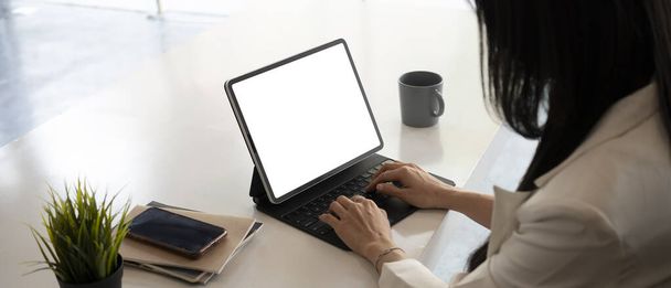 Close up widok businesswoman pracy z tabletu komputerowego w białym biurze biurko. - Zdjęcie, obraz
