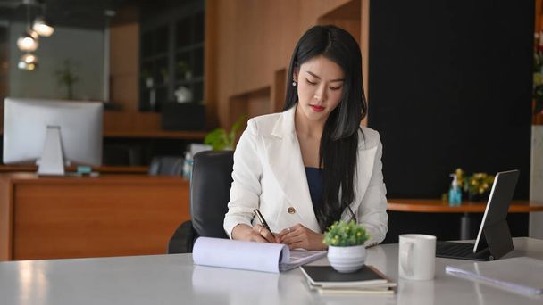 Successful businesswoman concentrate working in modern office. - Photo, Image