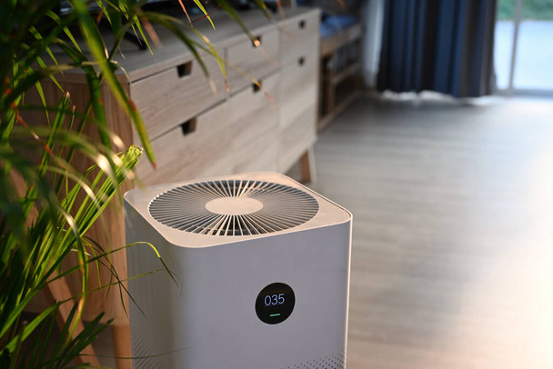 Крупним планом вид очищувача повітря в комфортній вітальні для фільтрування і очищення пилу в домашніх умовах
. - Фото, зображення