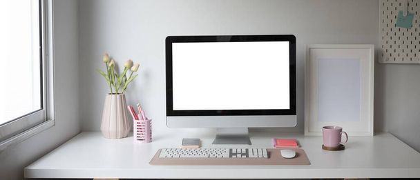 Számítógép és irodai eszközök előnézete a női munkahelyeken. - Fotó, kép