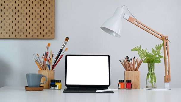 Καλλιτέχνης ή δημιουργικός χώρος εργασίας σχεδιαστών με tablet υπολογιστή και εξοπλισμό σχεδίασης σε λευκό τραπέζι. - Φωτογραφία, εικόνα
