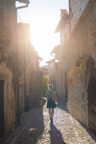 Turistické procházky v Santo Stefano di Sessanio středověké vesnice detaily, historické kamenné stavby, starobylé uličky, staré město kamenné architektury. Abruzzo, Itálie. - Fotografie, Obrázek