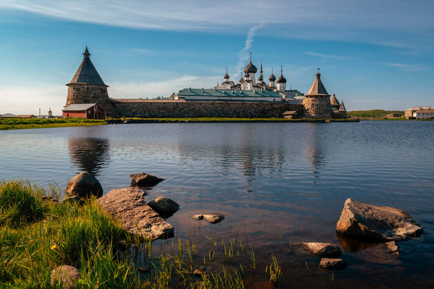Zicht op het Solovetsky klooster vanaf de zijkant van het Heilige Meer op een zonnige wolkeloze ochtend, Solovetsky Island, Arkhangelsk regio, Rusland - Foto, afbeelding