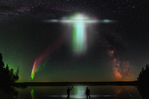 La gente está viendo ovnis en el cielo nocturno. Elementos de esta imagen proporcionados por la NASA. - Foto, Imagen