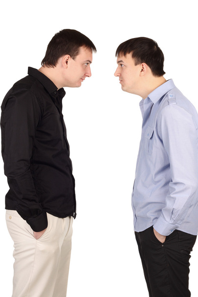 Два парня смотрят друг на друга на белом фоне
 - Фото, изображение
