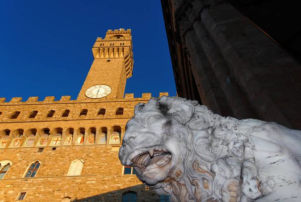 Florence, ITALY, OCTOBER 20, 2013 - Piazza della Signoria (Square of the Lords) in Florence with Medici Lion renaissance statue and medieval Palazzo Vecchio (Old Palace) - Foto, Bild
