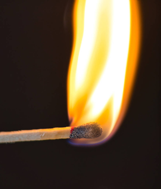 спичка горит горячая на черном - Фото, изображение