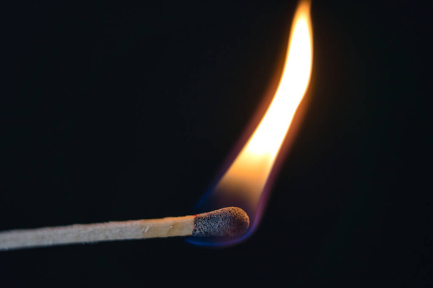fósforo está queimando quente no preto - Foto, Imagem