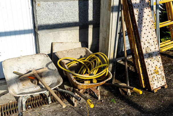 carretillas y otras herramientas de construcción instaladas después del trabajo - Foto, imagen