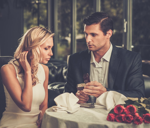 Homme tenant boîte avec anneau faisant la demande en mariage à sa petite amie
 - Photo, image