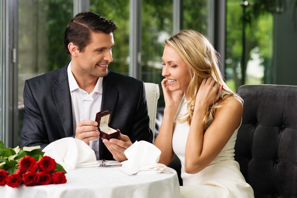 adam kız arkadaşına evlenme teklif halka yapım ile holding kutusu - Fotoğraf, Görsel