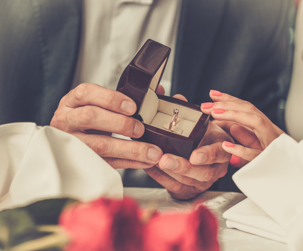 Hombre caja de espera con anillo haciendo proponerle matrimonio a su novia
 - Foto, Imagen