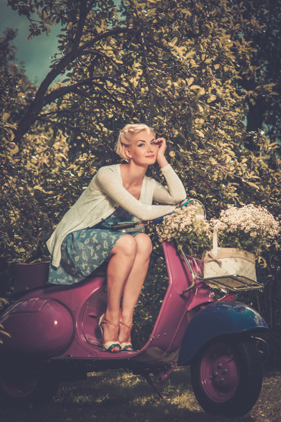 Hermosa mujer rubia sentada en un rodillo retro
  - Foto, imagen