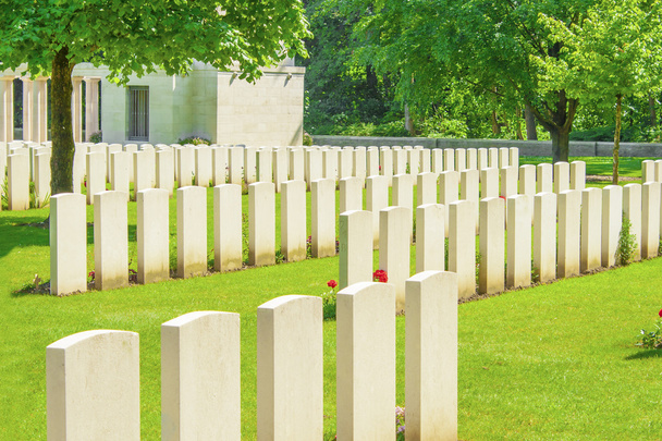 neuer britischer Friedhof 1. Weltkrieg flankiert Felder - Foto, Bild