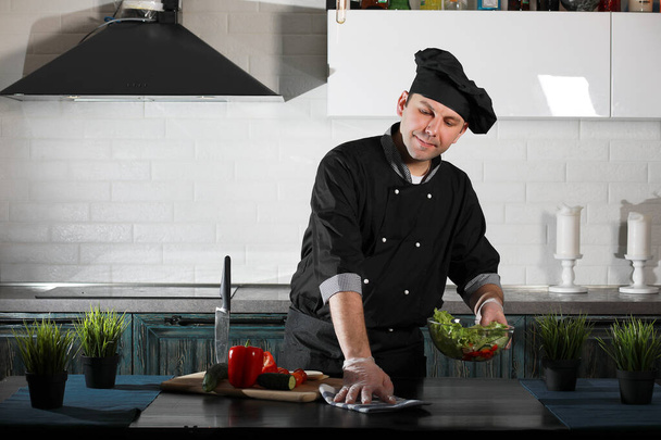 Hombre cocinar la preparación de alimentos en la mesa de la cocina de verduras - Foto, Imagen