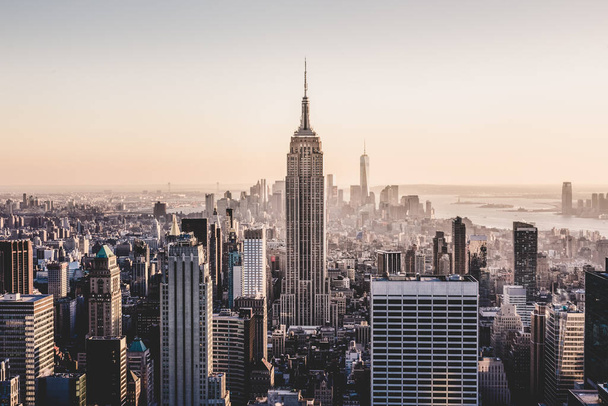 Манхэттен в центре Нью-Йорка на закате. - Фото, изображение