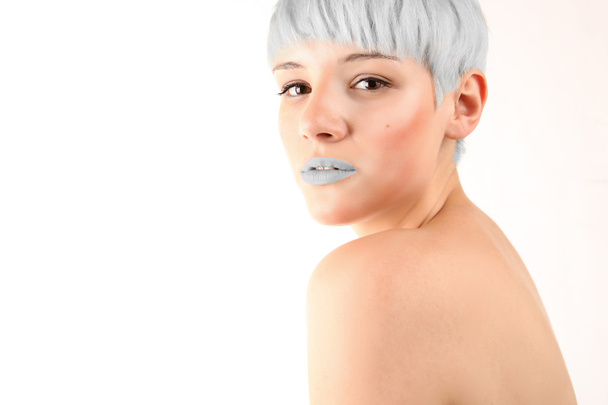 Портрет девушки с серебряными волосами
 - Фото, изображение