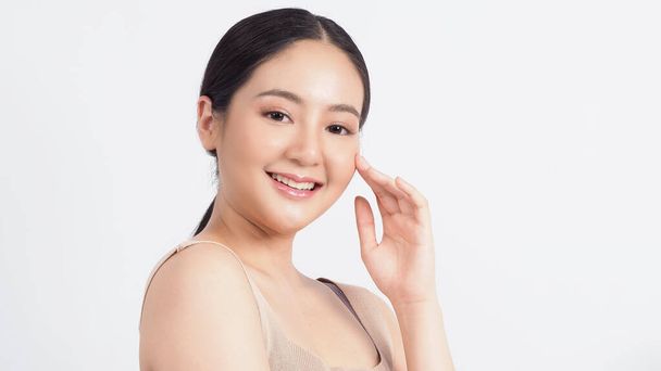 Szépség és bőr koncepció. Fiatal ázsiai nő szépség arc teszik ki a bőrápoló kozmetikai és bemutató természetes wellness puha és kemény és kortalan arcbőr. Fiatalnak néz ki. valódi akne nincs retusálás. - Fotó, kép