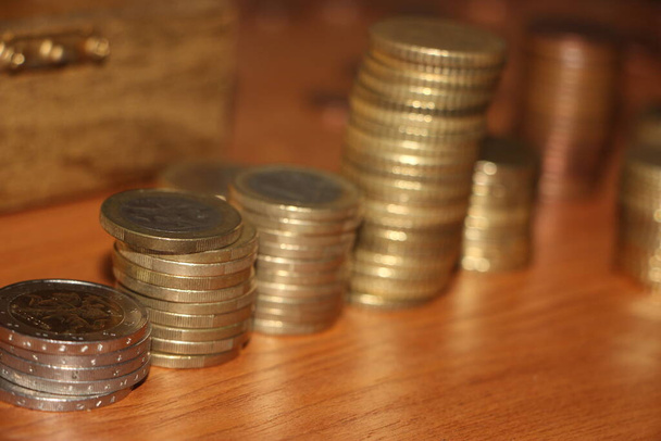 Hromádky mincí ležící na stole - Fotografie, Obrázek