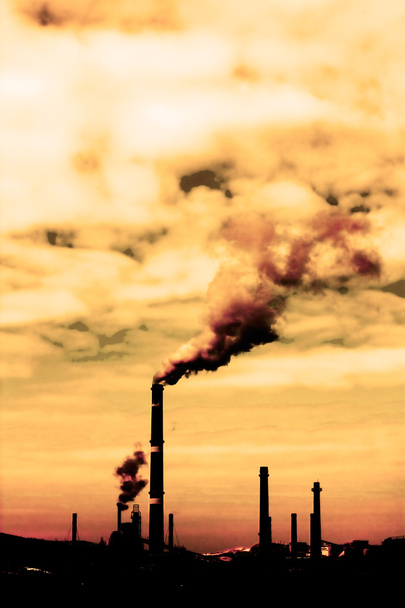 Концепция глобального потепления в сепии.Загрязнение дыма с завода
 - Фото, изображение