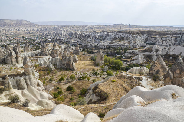 Ainutlaatuiset hienot geologiset vuoristomuodostelmat kyyhkyslaakson kyyhkysten kanssa Goremessa, Cappadociassa, Turkissa - Valokuva, kuva