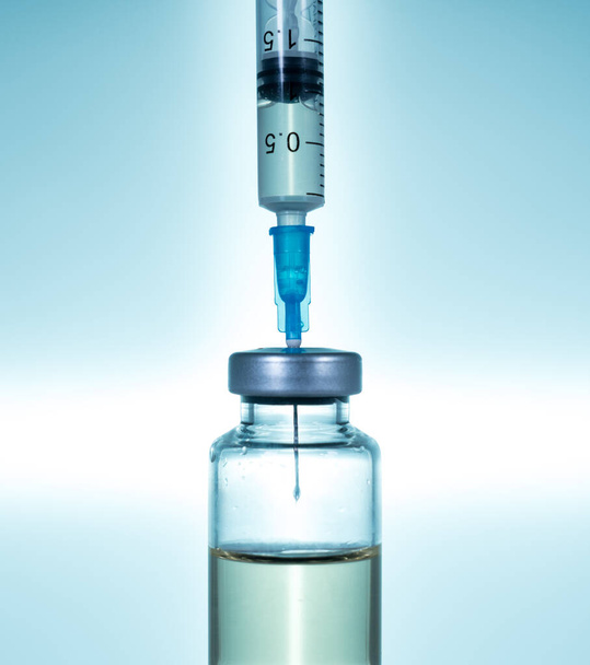 Podkožní injekční jehla zasunutá do ampulky nebo lahvičky vakcíny - Fotografie, Obrázek