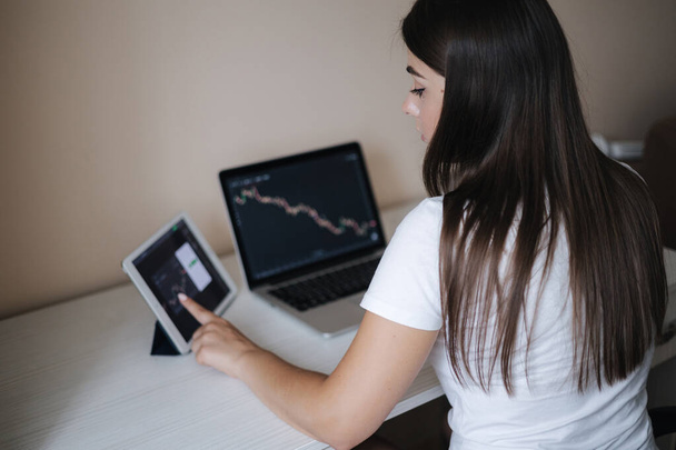 Geschäftsfrau arbeitet von zu Hause aus mit Laptop-Tablet und Telefon. Weibliche Analyse Wachstumstrend auf Graphen Devisen Devisenmarkt Handel Kryptowährung. Innenbehörde - Foto, Bild