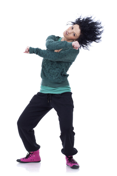 moderne stijl danser die zich voordeed op witte achtergrond - energie pose met haar vliegen - Foto, afbeelding