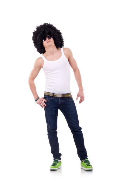 joven funky hombre posando delante de un fondo blanco
 - Foto, Imagen