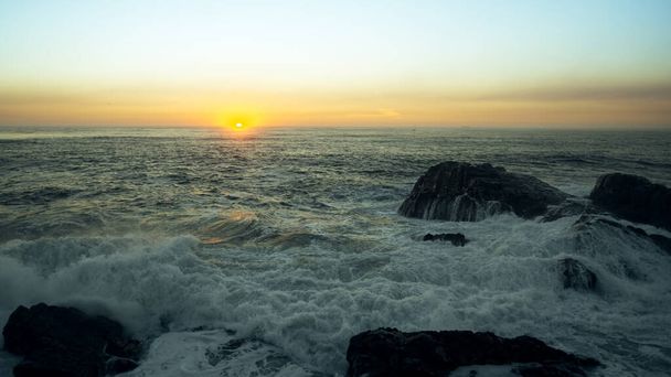 Widok na ocean podczas wspaniałego zachodu słońca. - Zdjęcie, obraz