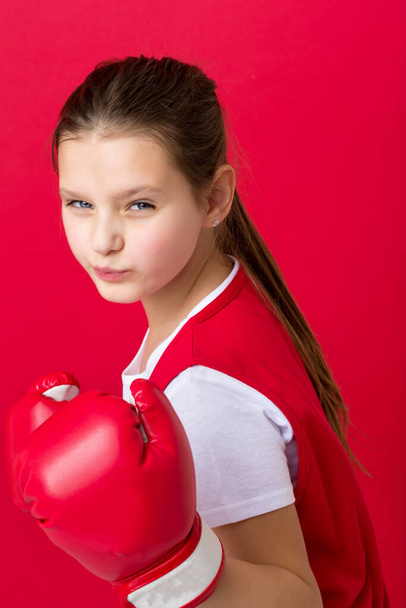 Teenage girl posing in boxing gloves - Fotoğraf, Görsel