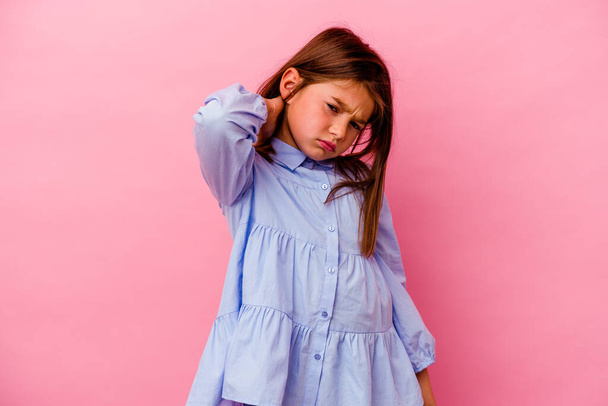Μικρό καυκάσιο κορίτσι απομονωμένο σε ροζ φόντο που υποφέρει από πόνο στο λαιμό λόγω του καθιστικού τρόπου ζωής. - Φωτογραφία, εικόνα