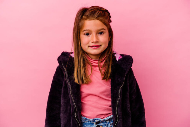 Kis kaukázusi lány elszigetelt rózsaszín háttér boldog, mosolygós és vidám. - Fotó, kép
