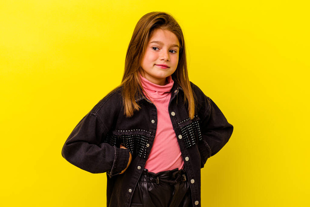 Kis kaukázusi lány elszigetelt sárga háttér álmodik elérése célok és célok - Fotó, kép