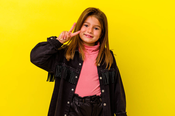 Μικρό καυκάσιο κορίτσι απομονωμένο σε κίτρινο φόντο που δείχνει το νούμερο δύο με δάχτυλα.. - Φωτογραφία, εικόνα