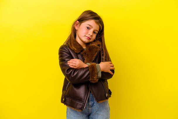Little kaukaskie dziewczyna izolowane na żółtym tle, który czuje się pewnie, przekraczając ramiona z determinacją. - Zdjęcie, obraz