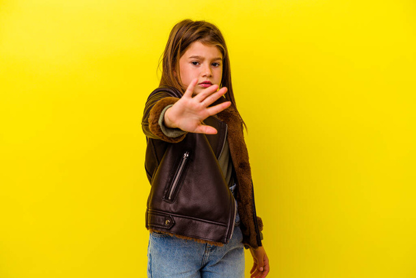 Kis kaukázusi lány elszigetelt sárga háttér elutasítja valaki mutató gesztusa undor. - Fotó, kép