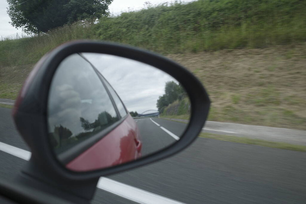 Egy autó visszapillantó tükör - Fotó, kép