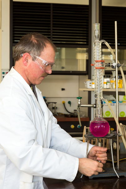 Liquide chauffant chimiste en fiole de verre
 - Photo, image
