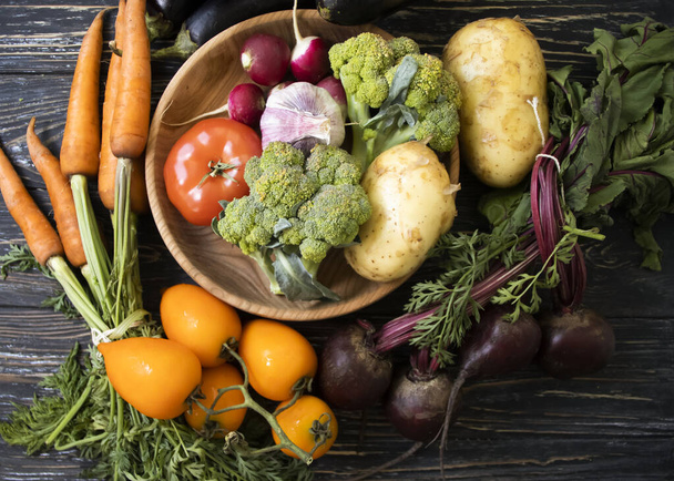 fresh vegetables on wooden background - Foto, Bild