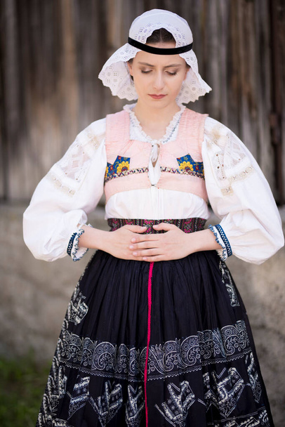 Νεαρή όμορφη γυναίκα με παραδοσιακό φόρεμα. Σλοβακική λαϊκή παράδοση - Φωτογραφία, εικόνα