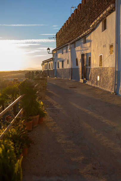 Galisteo, Alagon Vadisi 'nden güzel duvarlı bir kasaba. Duvara asılmış beyaz bir ev. Extremadura, İspanya - Fotoğraf, Görsel