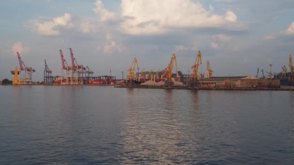 Odessa, Ukrayna. Deniz limanı. Görünür liman vinçleri. Akşam vakti. - Video, Çekim