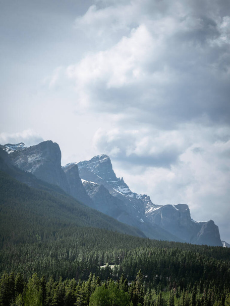Cordillera con nubes hinchadas encima, retrato hecho en Canmore, Alberta, Canadá - Foto, imagen