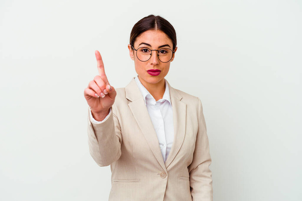 若いビジネスcaucasian女性は指でナンバーワンを示す白い背景に隔離されました. - 写真・画像