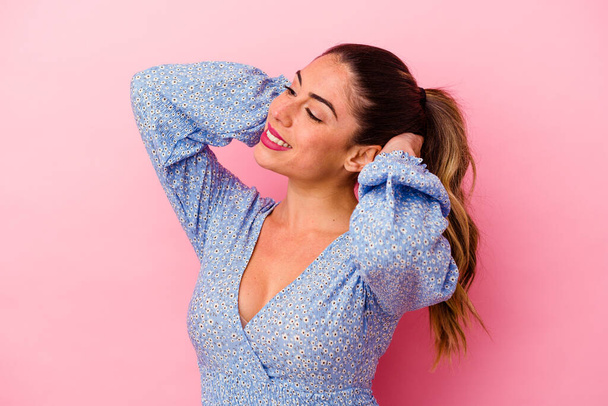 Young caucasian woman isolated on pink background shouting excited to front. - Foto, afbeelding